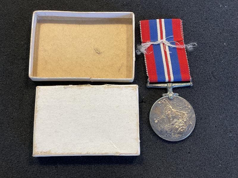 WW2 Silver Canadian issue War Medal in issue box — image 2