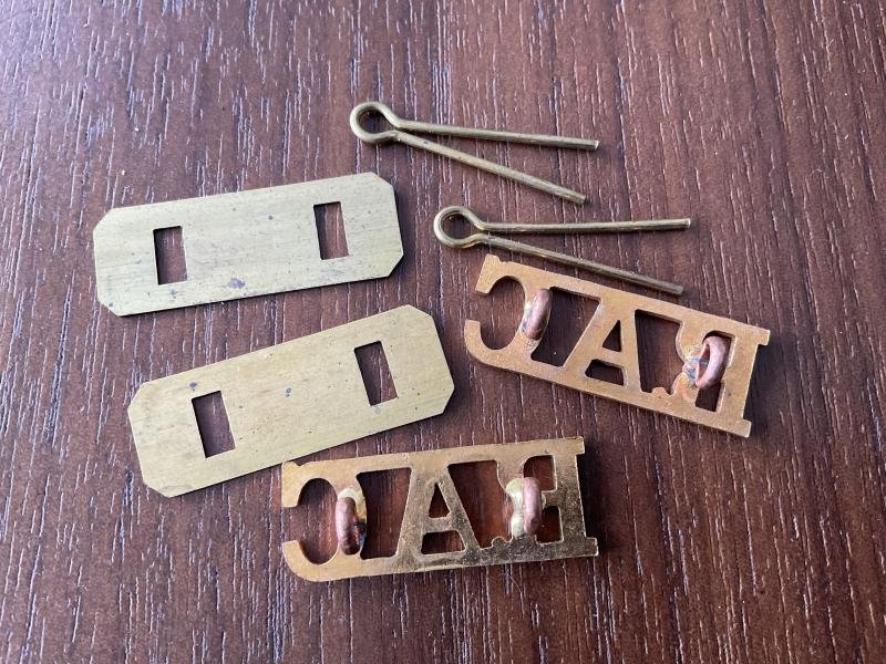 WW2 R.A.C (Royal Armoured Corps) brass shoulder titles — image 2