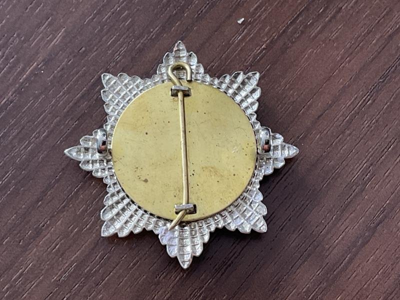 Coldstream Guards warrant officers cap badge. — image 3