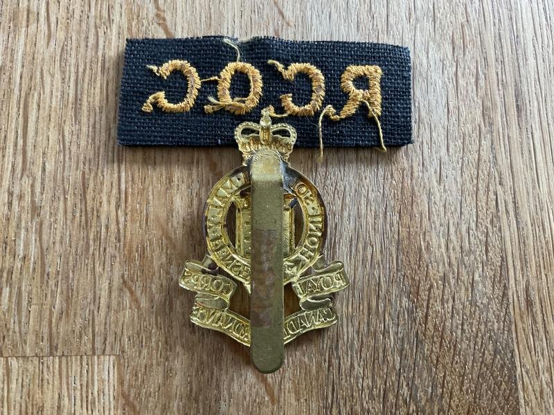 Q/C Royal Canadian Ordnance Corps cap badge & title. — image 2