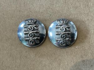 Q.V.C Royal Artillery Volunteers officers field service cap buttons.