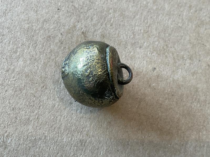 Q.V.C Royal Artillery brass ball button circa 1855-73 — image 2