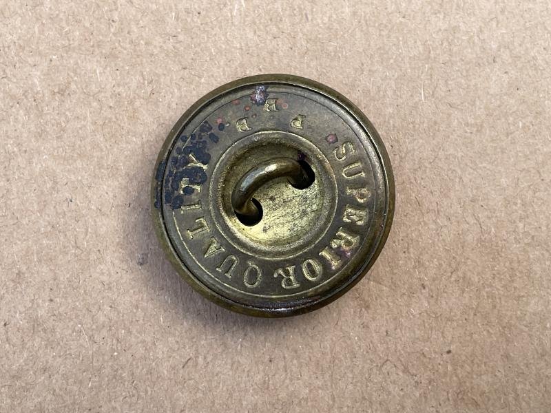 Q.V.C Canada Militia brass ORs button. — image 2