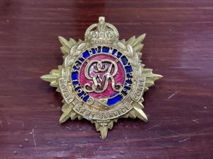R.A.S.C Officers George V (1918-36) gilt & enamel cap badge.