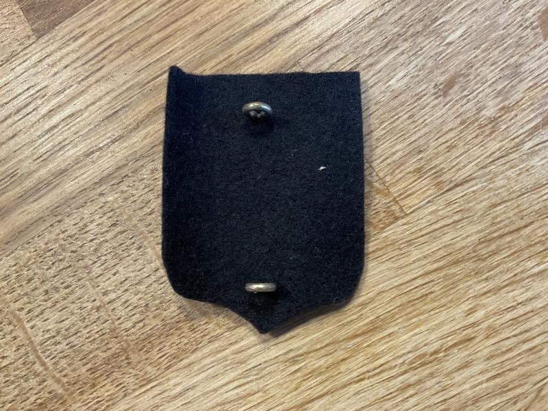 Belgium Commando white metal beret badge — image 2