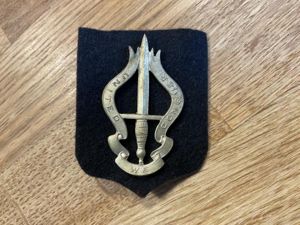 Belgium Commando white metal beret badge