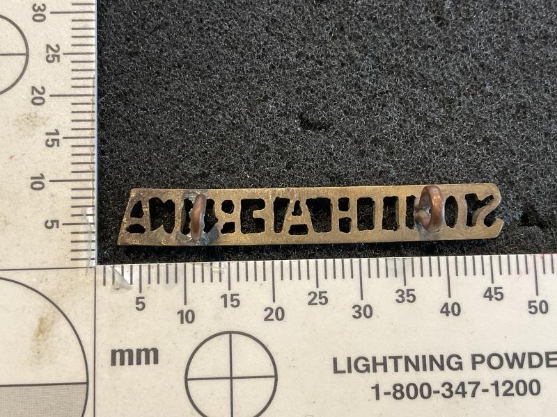 WW1/2 SOUTH AFRICA small brass nationality title. — image 2