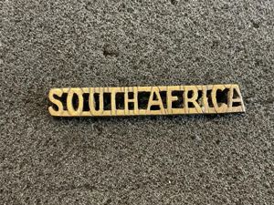 WW1/2 SOUTH AFRICA small brass nationality title.