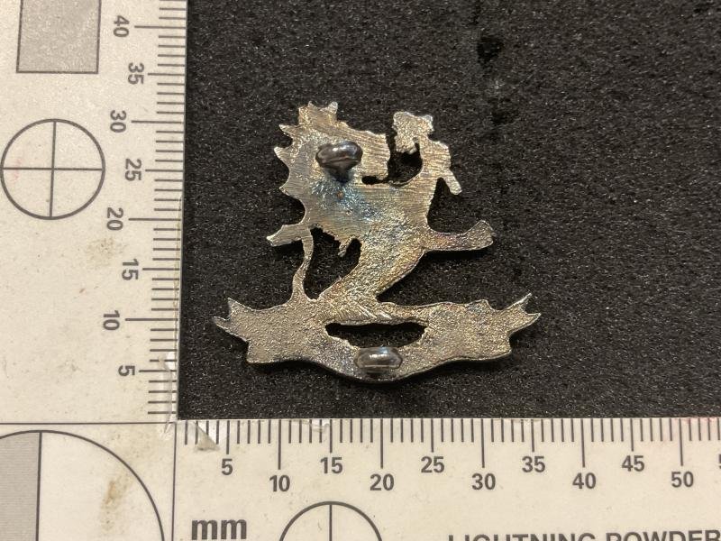 WW2 Officers Kumaon Rifles local silver cap badge. — image 2