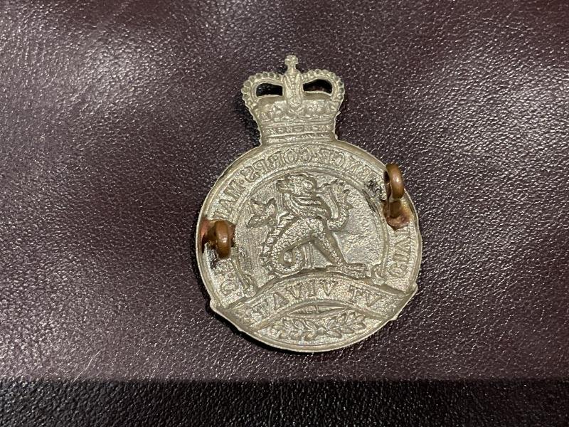 Q/C Civil Defence Corps of Malta G.C cap badge. — image 2