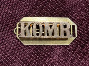 WW2 Kings Own Malta Regiment (KOMR) brass shoulder title.