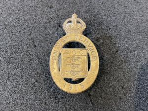 On War Service 1915 brass button hole lapel badge.