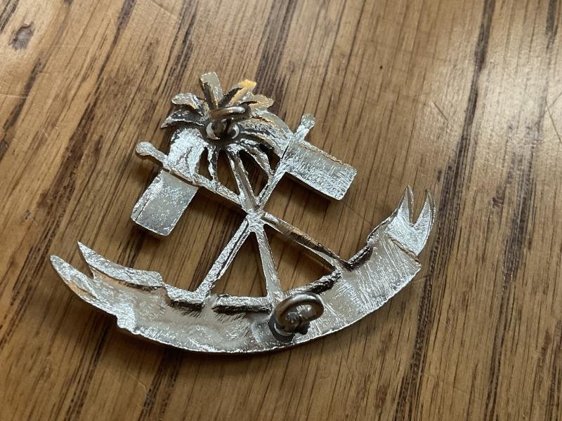 Maldives Islands Military Forces anodised cap badge. — image 2