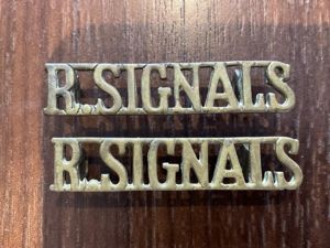 WW2 R.SIGNALS brass shoulder titles.