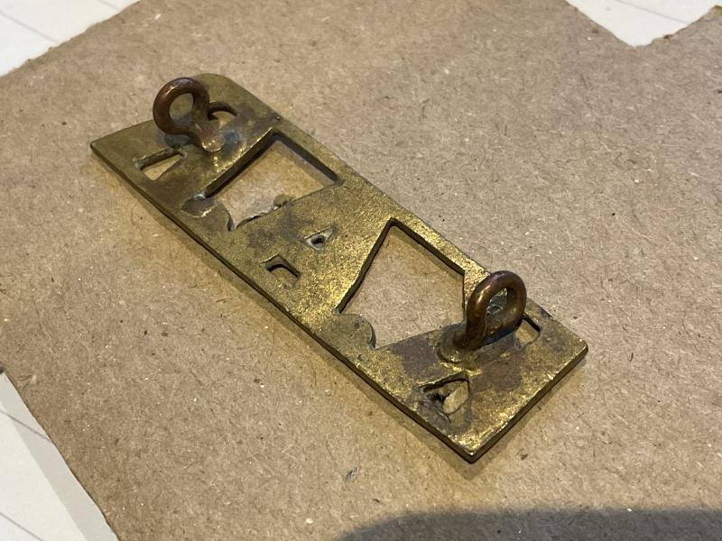 K.A.R (Kings African Rifles) brass shoulder title. — image 2