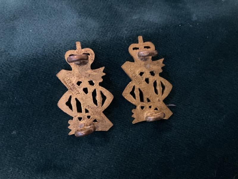 Officers gilt 13th/18th Royal Hussars collar badges by Gaunt. — image 2