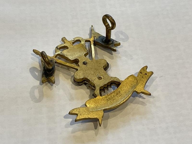 Officers 9th/12th Hussars cap badge by Gaunt. — image 2