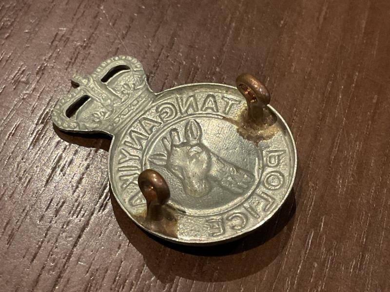 Post 1952 Tanganyika Police cap badge. — image 2