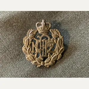 Royal New Zealand Air Force Q/C brass cap badge.