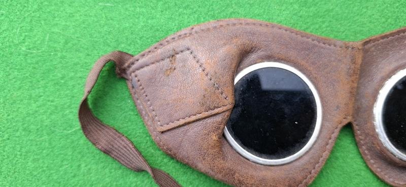 EXTREMELY RARE R.A.F NIGHT FIGHTER TRAINING GOGGLES — image 2