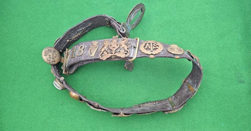 SOUVENIR CAP BADGE BELT ,IRISH BADGES — image 2