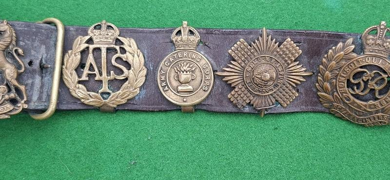 SOUVENIR CAP BADGE BELT ,IRISH BADGES — image 7