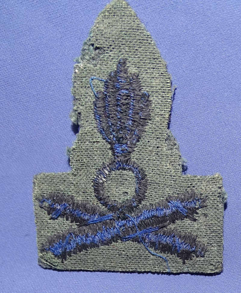 WWII Italian Artillery Cap Insignia — image 2
