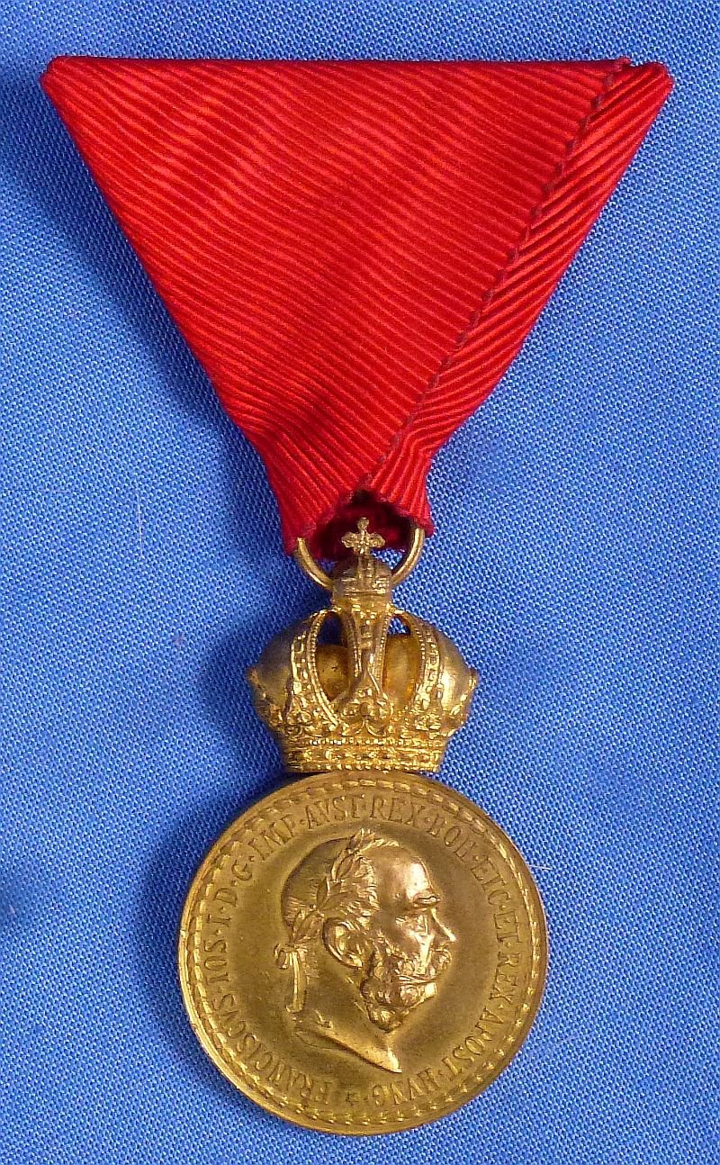 Cased Imperial Austrian 'Signum Laudis' Military Merit Medal — image 2