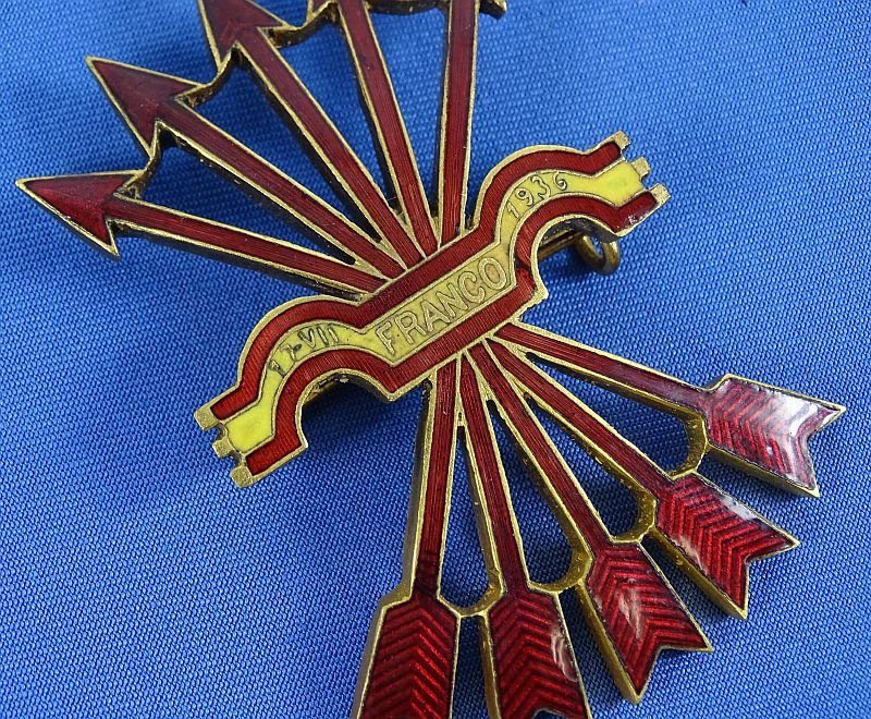 Uncommon Fascist Spanish Yoke and Arrows Badge with Legend '17-VIII Franco 1936' — image 2