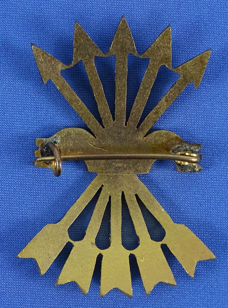 Uncommon Fascist Spanish Yoke and Arrows Badge with Legend '17-VIII Franco 1936' — image 3