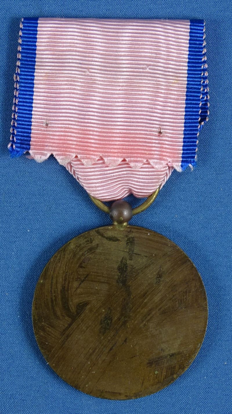 Kingdom of Cambodia 3rd Class Khemara Patekar Medal of Cambodian Recognition in Bronze — image 2
