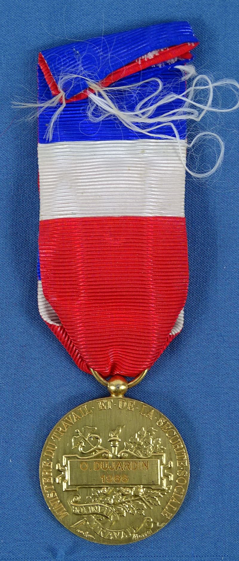 French Named 1966 Ministry of Labor and Social Security 40 Year Service Medal — image 2