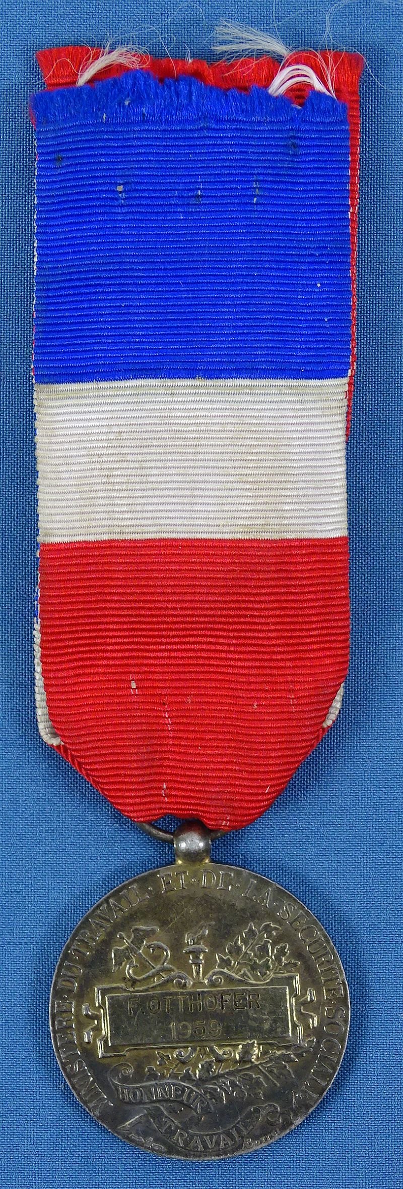 French Named 1959 Honor Medal of the Ministry of Labor and Social Security — image 2