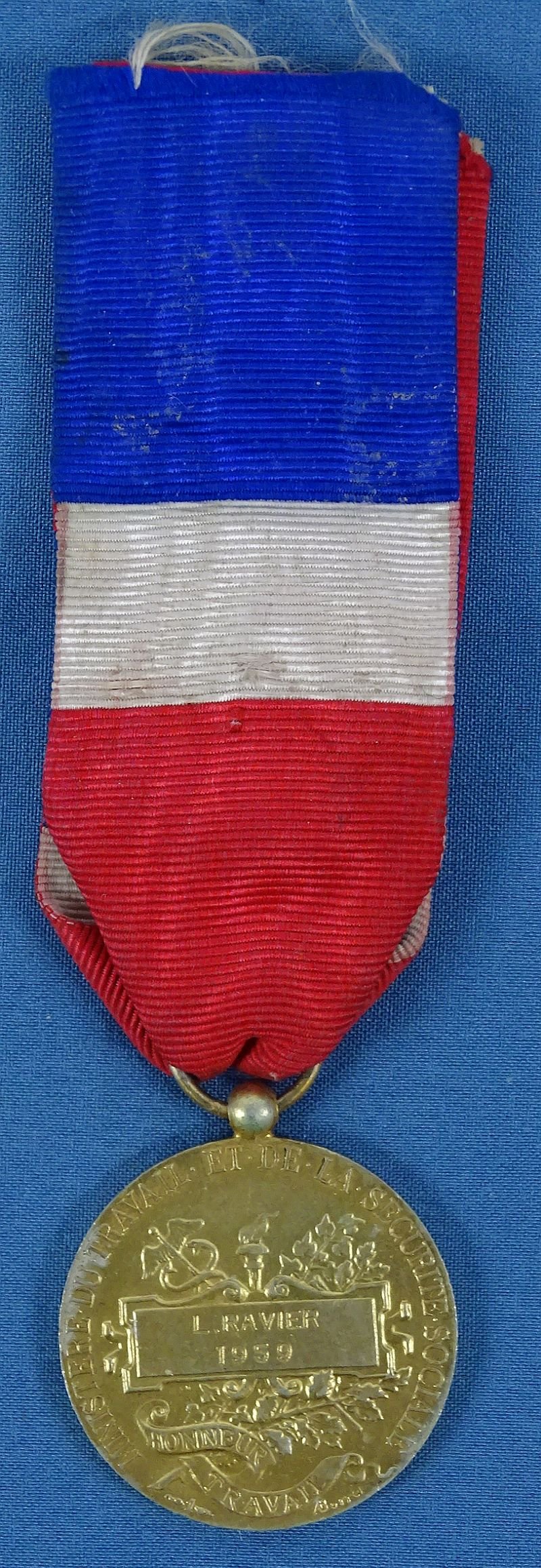 French Named 1959 Ministry of Labor and Social Security 30 Year Service Medal — image 2