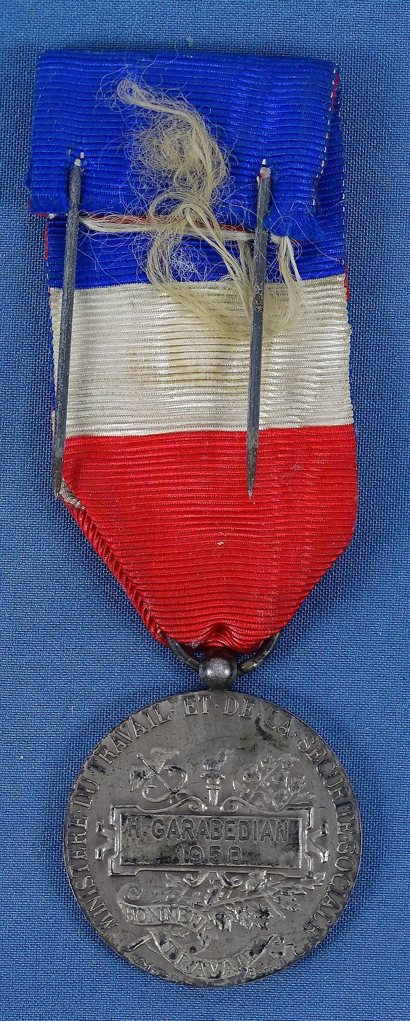 French Named 1958 Ministry of Labor and Social Security 30 Year Service Medal — image 2