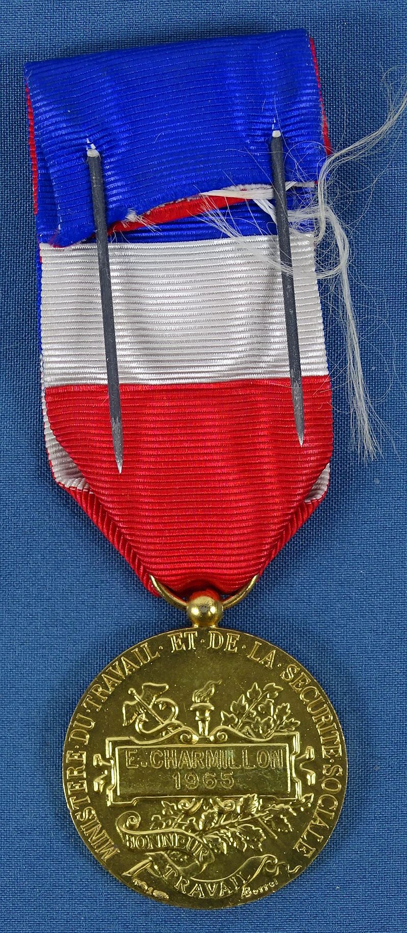 French Named 1935 Ministry of Labor and Social Security 35 Year Service Medal — image 2