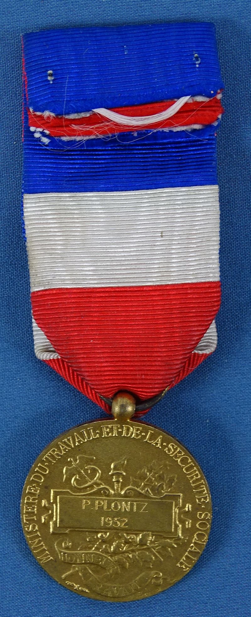 French Named 1952 Ministry of Labor and Social Security 40 Years Service Medal — image 2