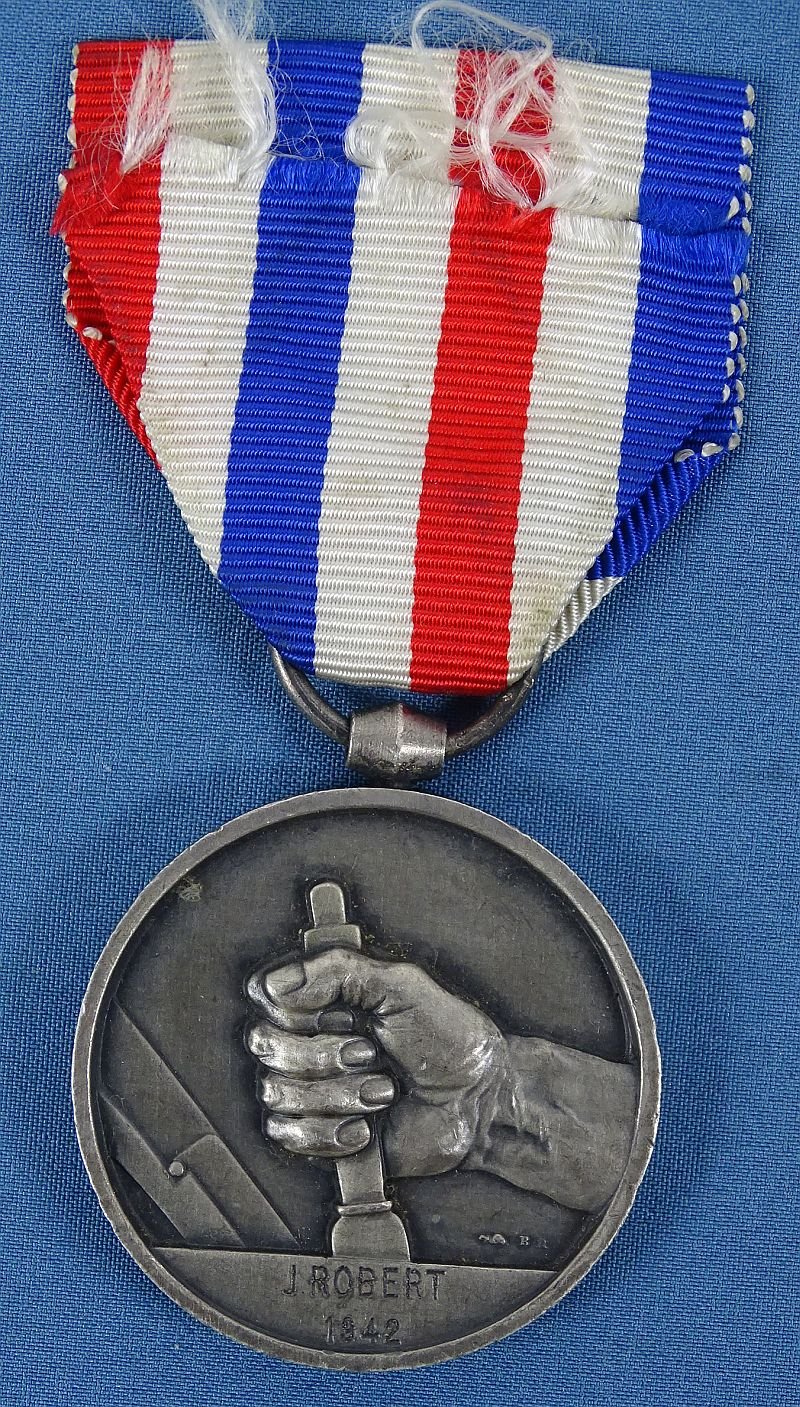 French WWII Named 1942 Railroad Medal of Honor Second Model — image 2