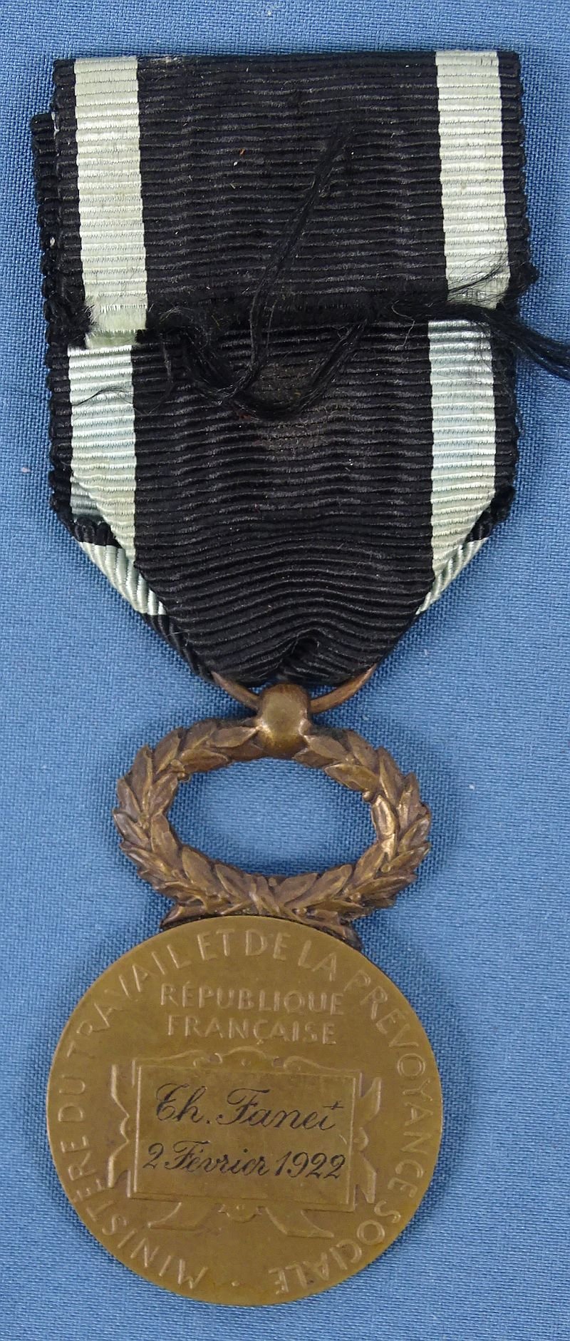 French Named 1922 Ministry of Labor and Social Security Service Medal — image 2
