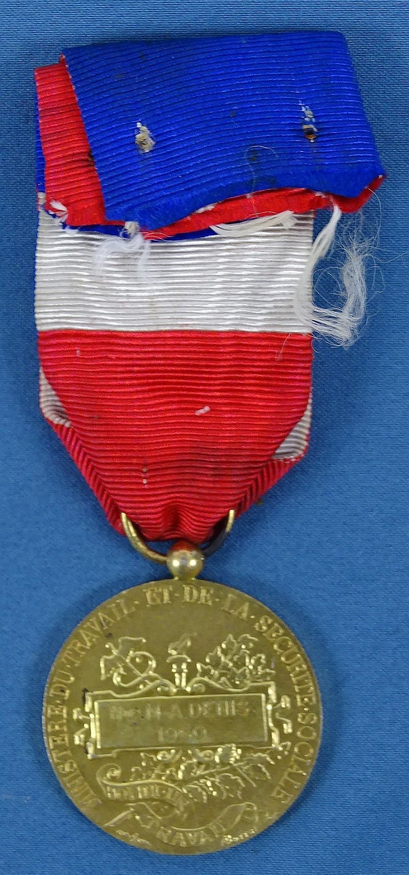 French Named 1960 Ministry of Labor and Social Security Medal — image 2
