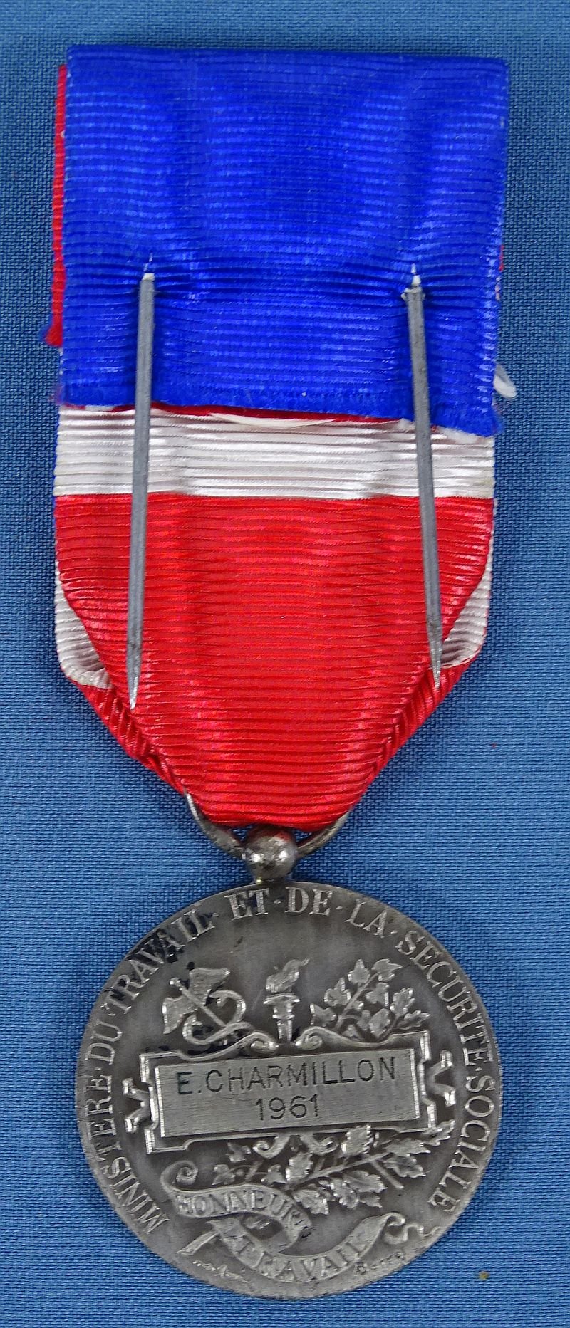 French Named 1961 Ministry of Labor and Social Security 30 Year Service Medal — image 2