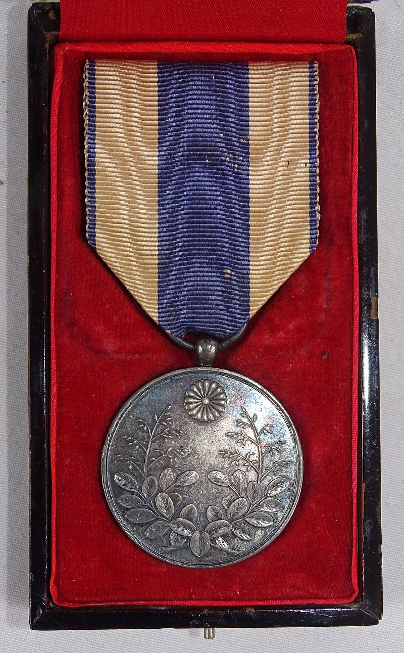 Cased Japanese 1909 Medal Commemorating Crown Prince Yoshihito's Trip to the Korean Empire — image 2