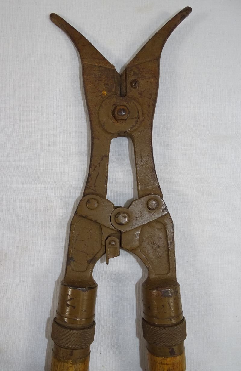 WWII Japanese Military Wire Cutters And Pouch — image 9