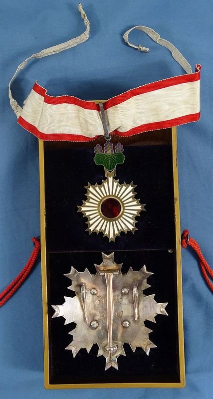 Cased Japanese Order of the Rising Sun 2nd Class Set — image 2