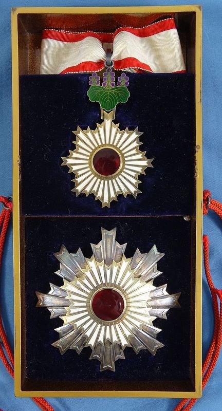 Cased Japanese Order of the Rising Sun 2nd Class Set — image 3