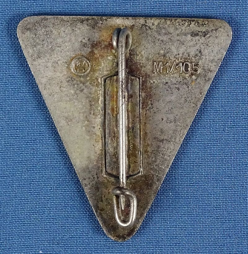 Deutsches Frauenwerk Badge RZM M1/105 — image 2