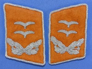 Pair of Luftwaffe Signals Oberleutnant Collar Tabs
