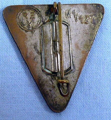 Deutsches Frauenwerk Badge RZM M1/127 — image 2
