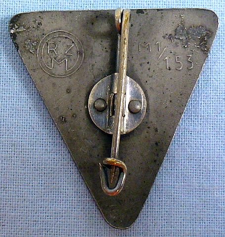 Painted Deutsches Frauenwerk Badge RZM M1/153 — image 2