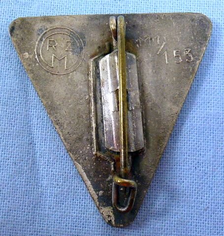 Deutsches Frauenwerk Badge RZM M1/153 — image 2